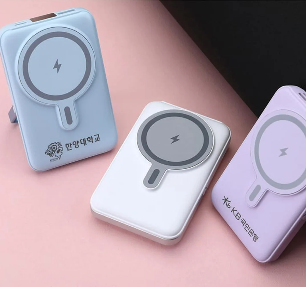 무선충전 보조배터리에 로고를 레이저로 각인한 제작 예시